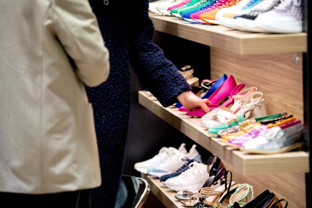 Kundinnen sehen sich Schuhe an