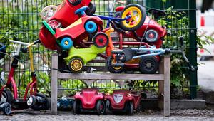 Spielautos für Kinder stehen vor einer Kita