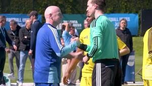 Stilechter Auftakt zum Fifa-Kongress: Infantino kickt mit Fußball-Legenden