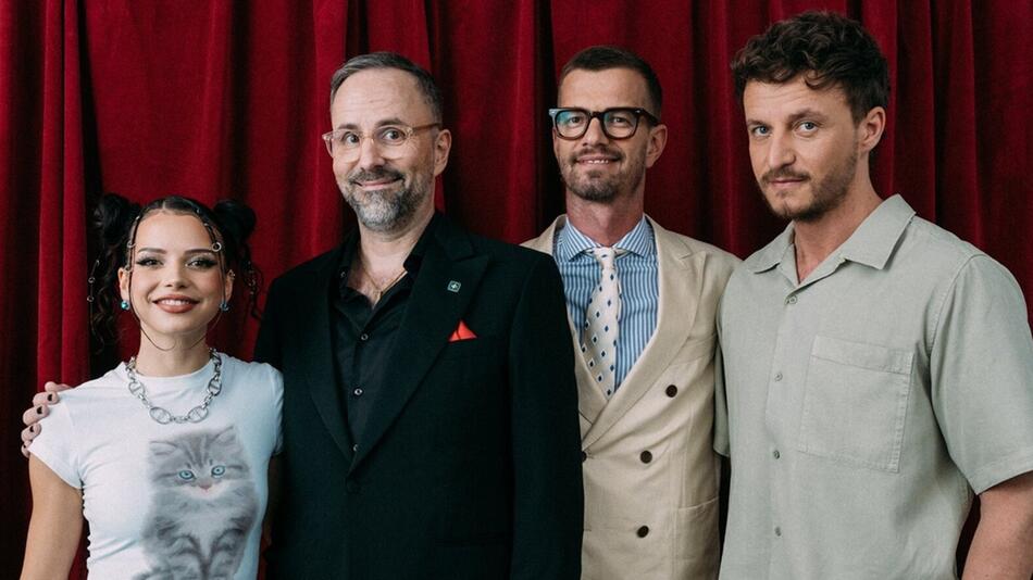 Nina Chuba, Kurt Krömer, Joko Winterscheidt und Tommi Schmitt (v.l.) quizzen gegeneinander.