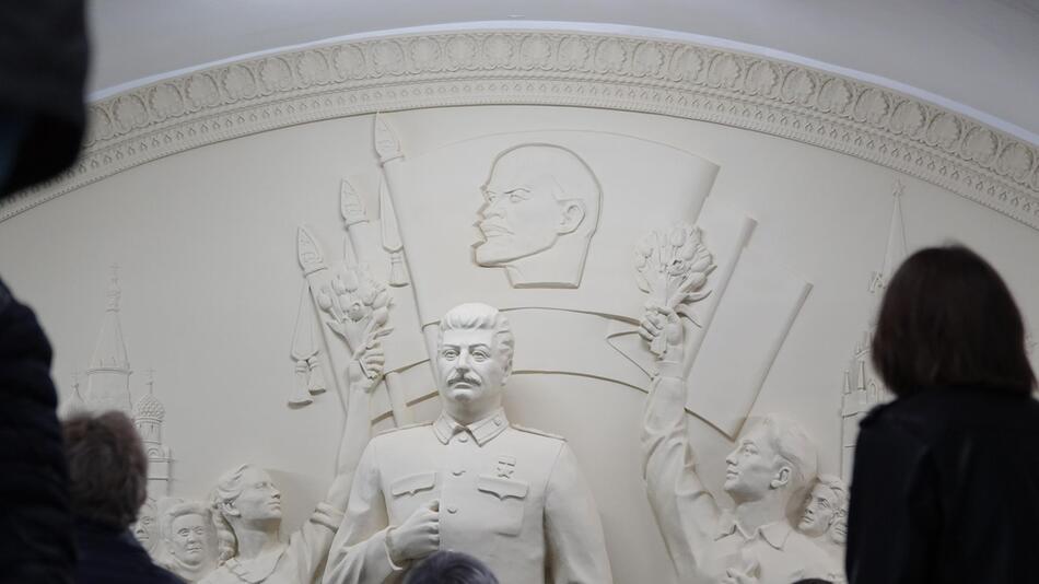 Umstrittenes Stalin-Relief in Moskauer Metro nachgebildet