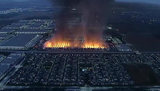 Windeln und Taschentücher: Gewaltiger Lagerhausbrand in Kalifornien