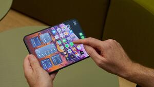 Ein Mann hält das iPhone Duo in den Händen