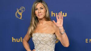 Jennifer Aniston lächelt im Herbst bei den diesjährigen Emmy Awards.