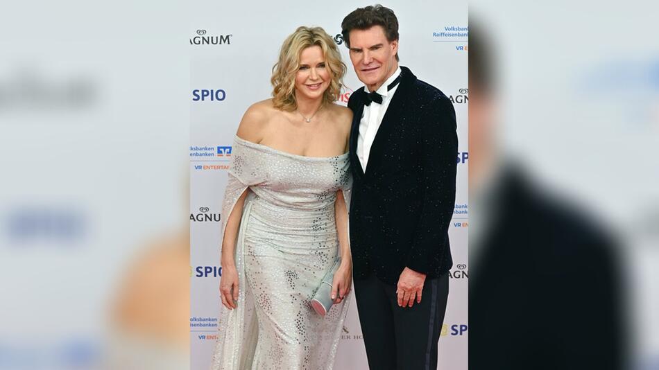 Veronica Ferres kam in einer silbernen Robe zum Filmball, ihr Mann in einem glitzernden Samt-Sakko.