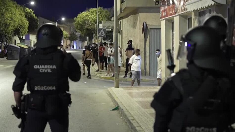 Zusammenstöße zwischen Rechtsextremen und Migranten in Spanien