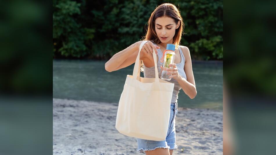 Immer griffbereit: In der geräumigen Tote Bag finden Sommer-Must-haves wie eine Wasserflasche ...
