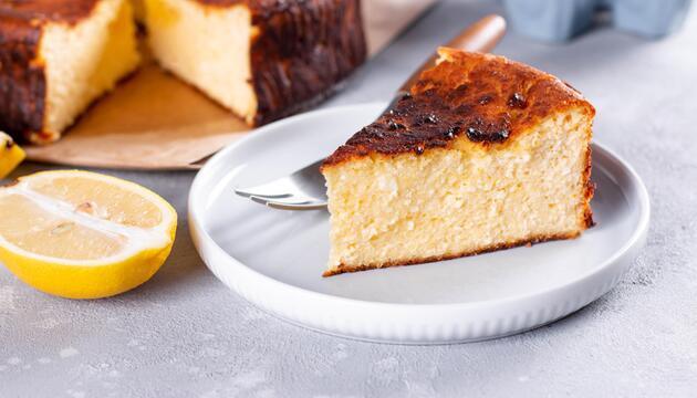 Käsekuchen auf Gabel. 