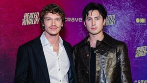 Connor Storrie (l.) und Hudson Williams spielen in "Heated Rivalry" zwei rivalisierende ...