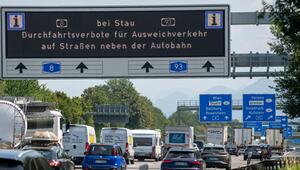 Informationstafel über der A8 vor dem Inntal-Dreieck