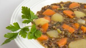 Ein Teller mit Linsensuppe
