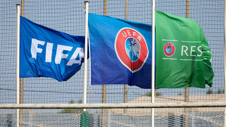 Flaggen der Fifa und Uefa.