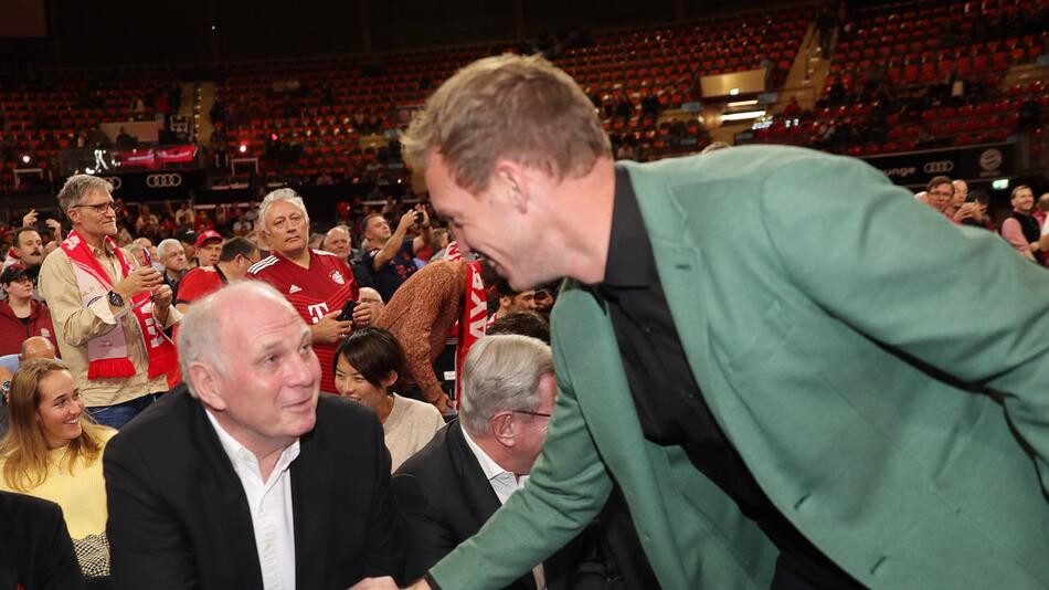 Uli Hoeneß und Julian Nagelsmann 2022 bei einem Basketball-Spiel des FC Bayern.