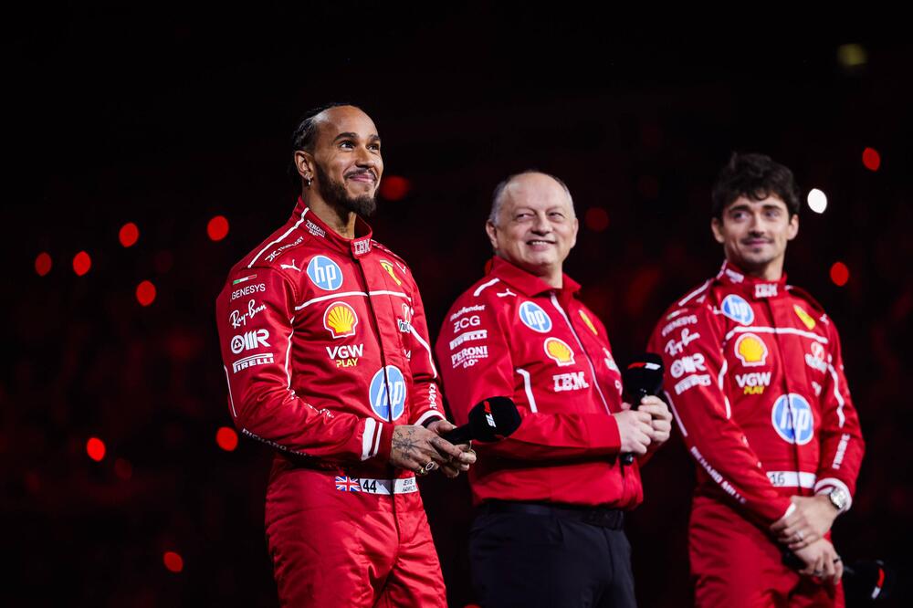 Lewis Hamilton, Ferrari-Teamchef Frederic Vasseur und Ferrari-Pilot Charles Leclerc.