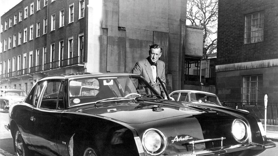 Ian Fleming mit einem Studebaker Avanti