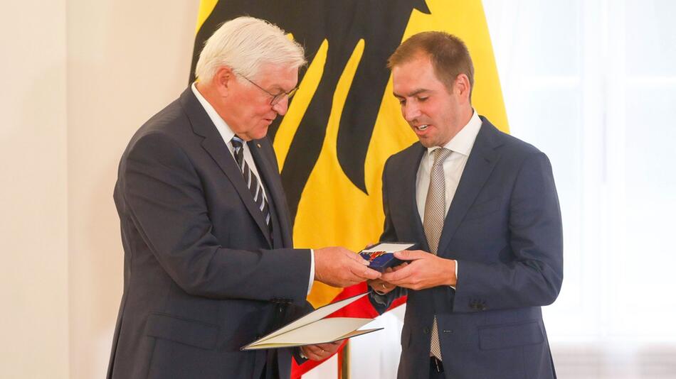 Frank-Walter Steinmeier überreicht Philipp Lahm das Bundesverdienstkreuz in Berlin.