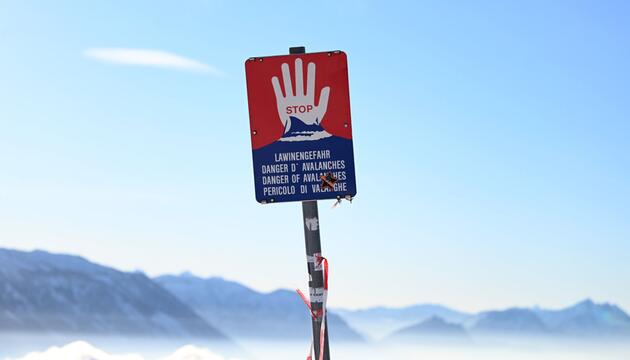Ein Skitourengeher wurde am Sonntag in Tirol von einer Lawine erfasst