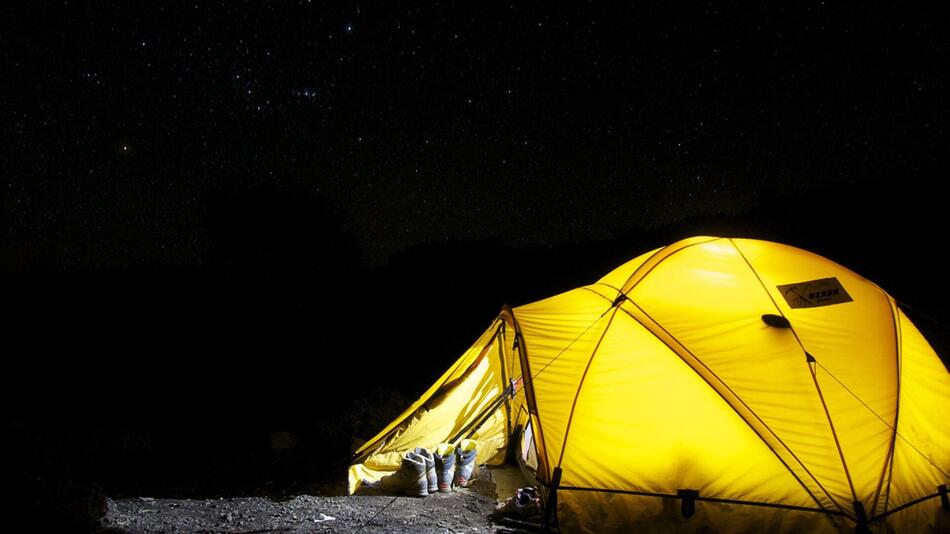 campen im garten zelten