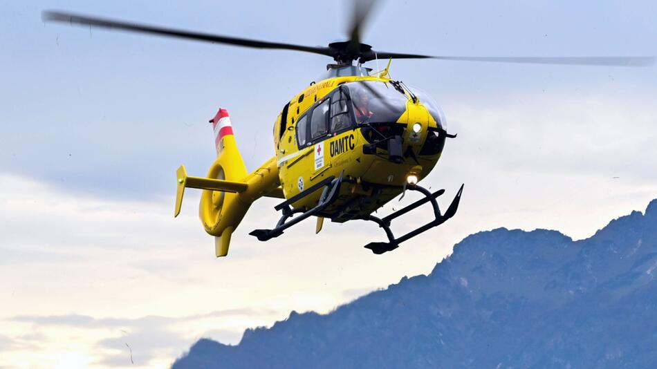 Ein Rettungshubschrauber entdeckte in Tirol einen toten Alpinisten
