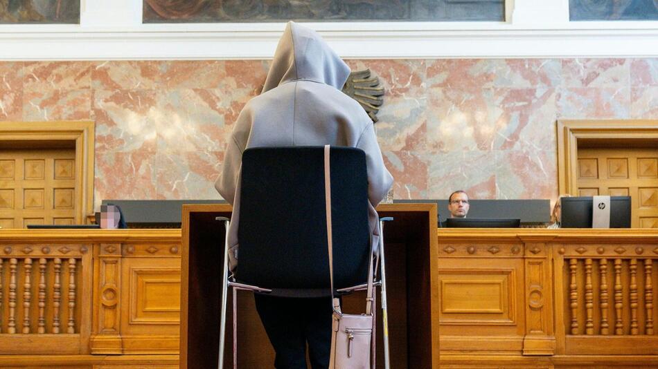 Eine Kapuze sollte die Angeklagte vor Fotografen schützen