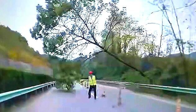 Arbeiter warnt in letzter Sekunde: Autofahrer entgeht knapp einer Katastrophe