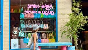 "Smile Baby, you are in Ubud" steht auf einem Schaufenster