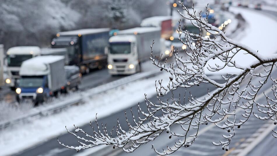 Autobahn mit Schnee