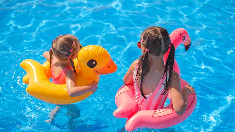 TÜV warnt: Große Gefahr durch Schwimmtiere und Luftmatratzen