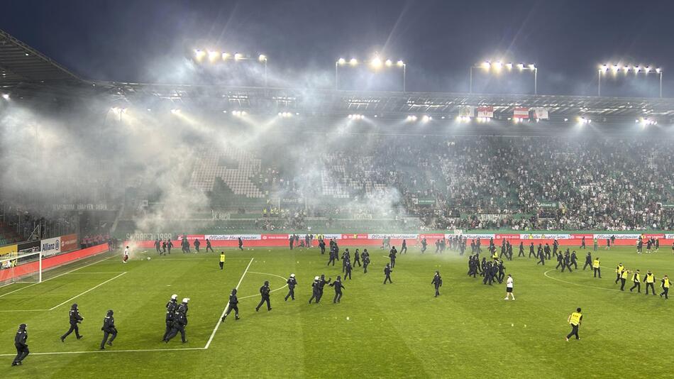 Auf Derby-Randalierer warten Stadionverbote