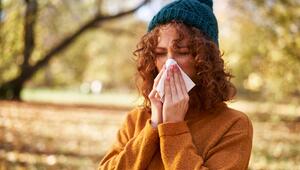 Eine Frau mit Allergieproblemen schnäuzt sich die Nase