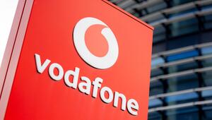 Firmenschild mit dem Logo von Vodafone steht vor Konzernzentrale