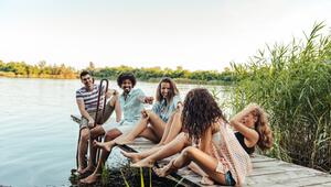 Freundesgruppe am See