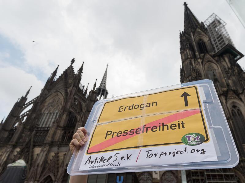 Protestplakat vor dem Kölner Dom