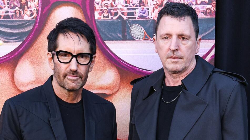 Trent Reznor (l.) und Atticus Ross von der Rockband Nine Inch Nails bei der Los-Angeles-Premiere ...