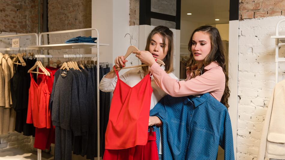 Zwei Frauen beim Shoppen.