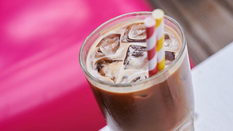 Eiswürfel sind in einem Glas Eiskaffee zu sehen