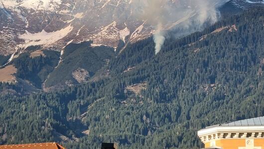 Der Brand beschäftigt die Einsatzkräfte seit Samstag intensiv