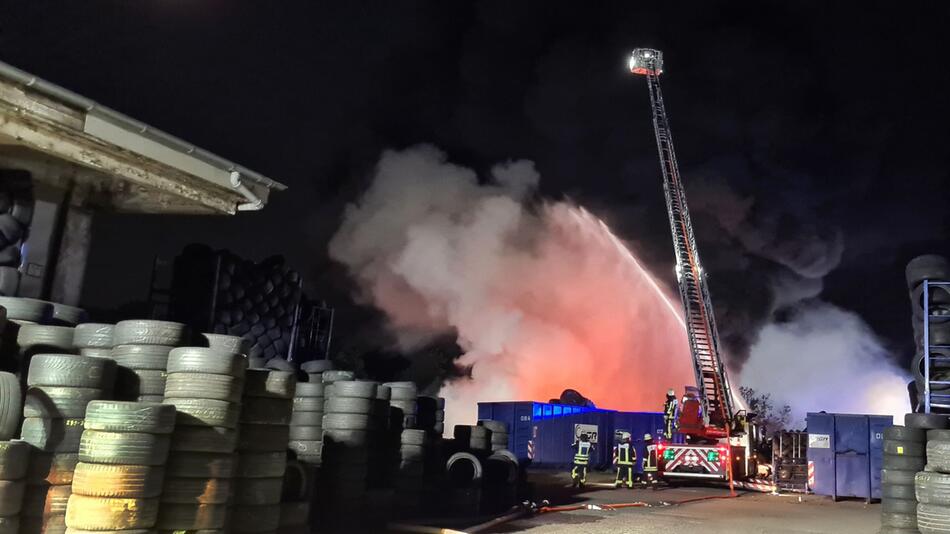 Brand in einem Reifenlager