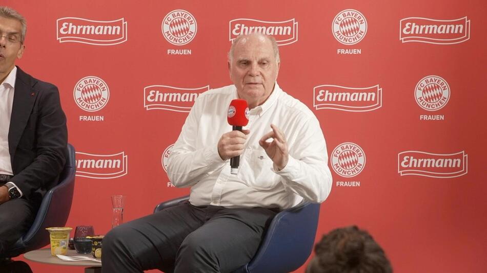 Bayern Münchens Ehrenpräsident Uli Hoeneß während eines Sponsorentermins