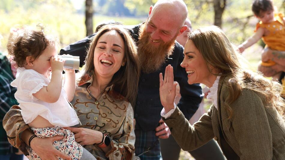 Prinzessin Kate hatte sichtlich Spaß in Austausch mit den Kindern und den Eltern.