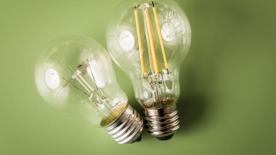 Eine Glühlampe und eine LED-Leuchte mit Glühfadenoptik