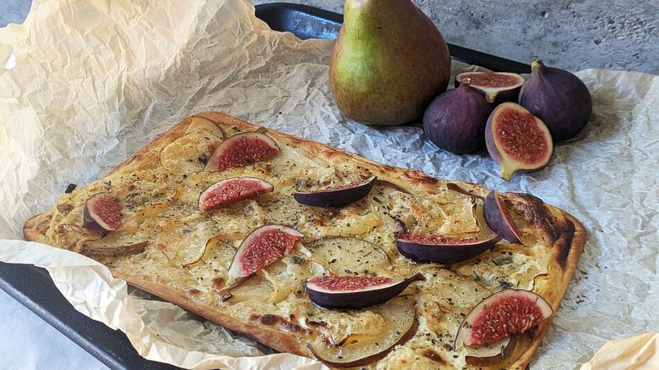 Flammkuchen mit Senfcreme, Birne und Gorgonzola