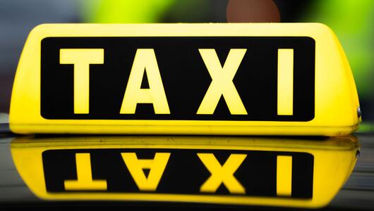 Der hilfsbereite Taxifahrer wurde mit einem Baseballschläger verletzt