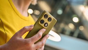 Eine Frau hält ein Android-Smartphone in der Hand