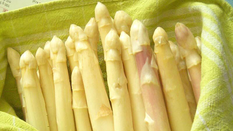 weißer Spargel in einem Grünen Geschirtuch