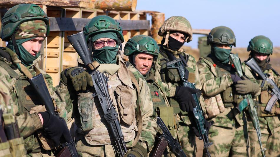 Soldaten des Freiwilligenkorps der russischen Heeresgruppe Süd