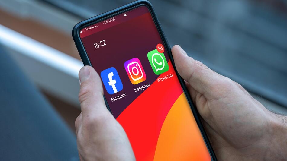 Smartphone mit Facebook, Instagram und WhatsApp
