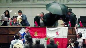 Rangeleien im Parlament in Bolivien