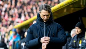 Dortmund-Trainer Niko Kovac schaut auf die Uhr.