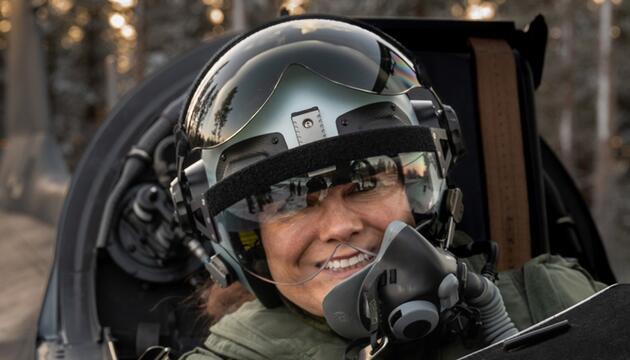 Kronprinzessin Victoria nahm in voller Montur auf dem Rücksitz des Kampfflugzeugs "Jas 39 ...